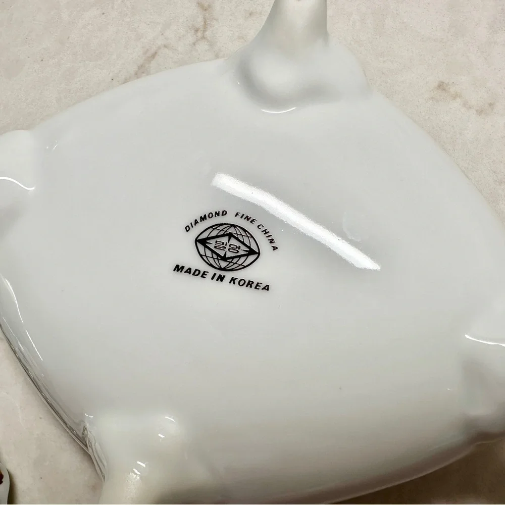 DIAMOND FINE CHINA, TRINKET BOX. MADE OF PORCELAIN WITH A LUSTERWARE FINISH.